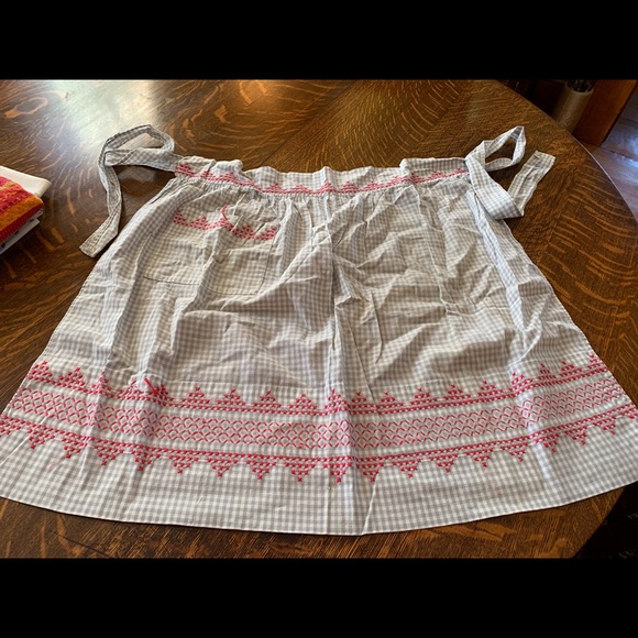 Vintage apron, gray check with red smocking/ embroidery - Picture 3 of 3